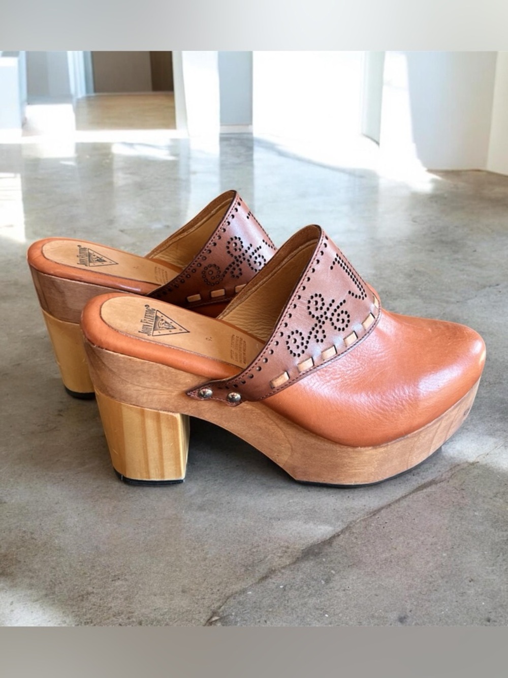 Vintage 60s Leather Tan Platform Clogs - Women size 9